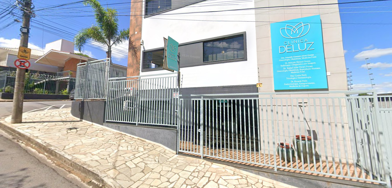Foto da entrada da Clínica DeLuz pela Av. Brasil, Varginha MG